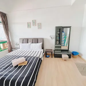Apartment View Homestay: Balcony Near Jonker Street, Malacca